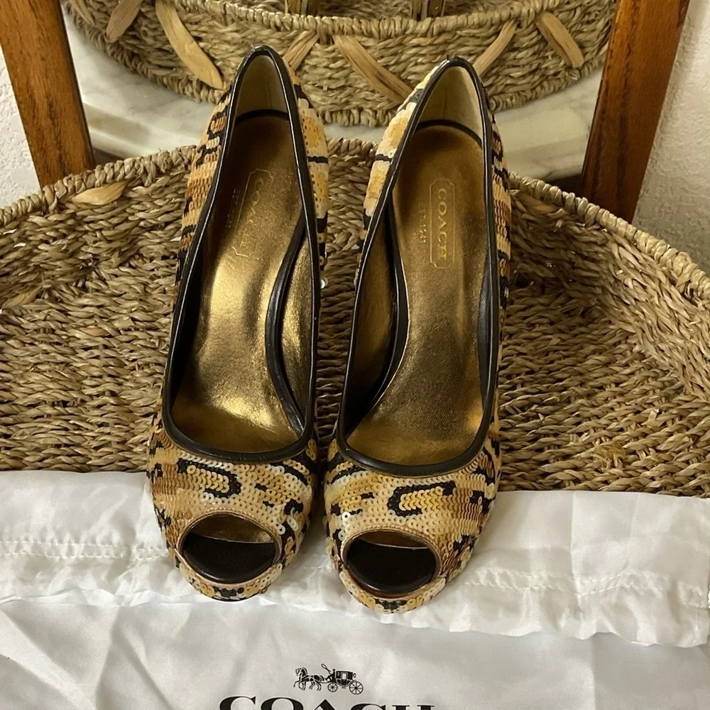 COACH GENUINE SEQUINED leopard  PRINT HEELS,
UNIQUE EUC 5.5 on trend, metallic - Picture 6 of 6